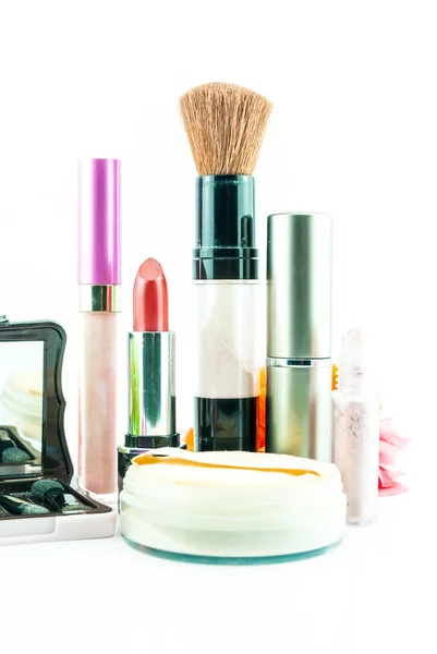 Štětec make-up a kosmetiku sada, na bílém pozadí, izolované - Dekorativní kosmetika pro make-up — Stock fotografie