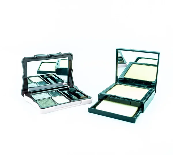 Make-up Pinsel und Kosmetik-Set, auf weißem Hintergrund isoliert - dekorative Kosmetik für Make-up — Stockfoto