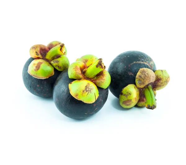 Fruits de mangoustan frais isolés sur fond blanc - le fruit violet tropical — Photo