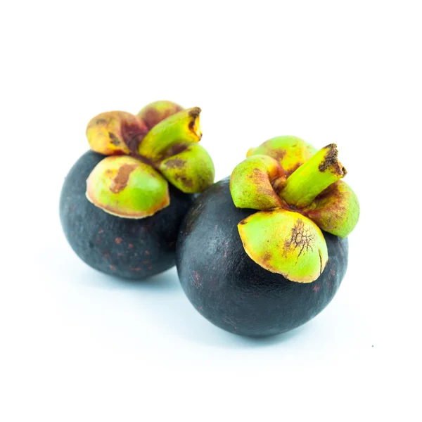 Fruits de mangoustan frais isolés sur fond blanc - le fruit violet tropical — Photo