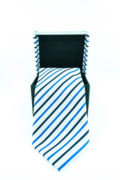 Schwarze Schachtel, aus der eine Krawatte auf weißem Hintergrund hängt, isoliert - moderne Krawatte in einer offenen Schachtel — Stockfoto