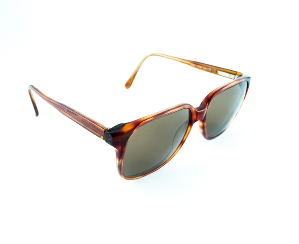Braune Sonnenbrille isoliert auf weißem Hintergrund - Teenager-Sonnenbrille isoliert vor weißem Hintergrund — Stockfoto