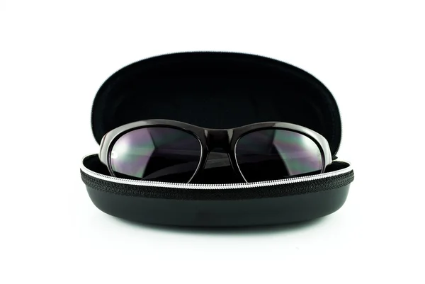 Gafas de sol púrpuras en estuche negro aisladas sobre blanco - gafas de sol y estuche sobre fondo blanco - gafas en caja — Foto de Stock