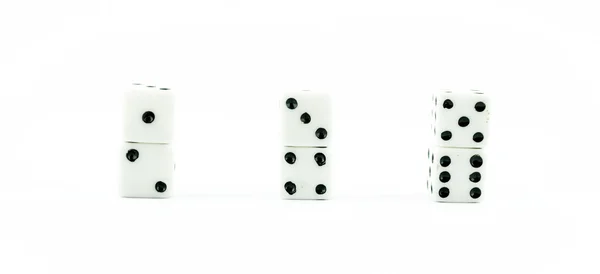 Dados blancos viejos sobre un fondo blanco - botón de casino blanco dados — Foto de Stock