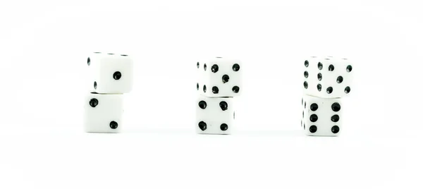 Dados blancos viejos sobre un fondo blanco - botón de casino blanco dados — Foto de Stock