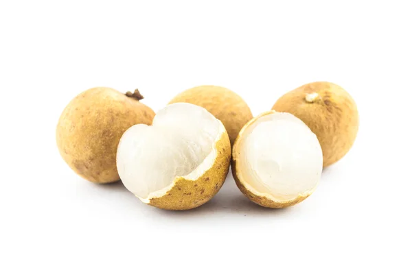 Longan isolado em um fundo branco - fruto exótico — Fotografia de Stock