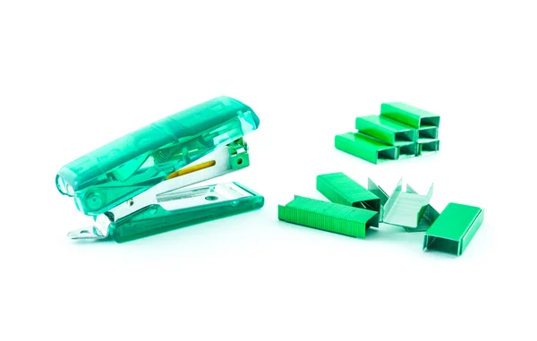 Cucitrice verde e mazzo di graffette isolate su bianco — Foto Stock