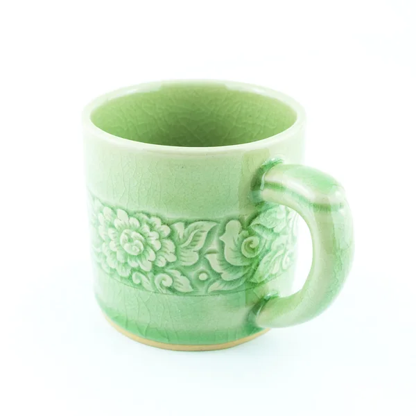 Tazza di tè verde con motivo floreale isolato su sfondo bianco — Foto Stock