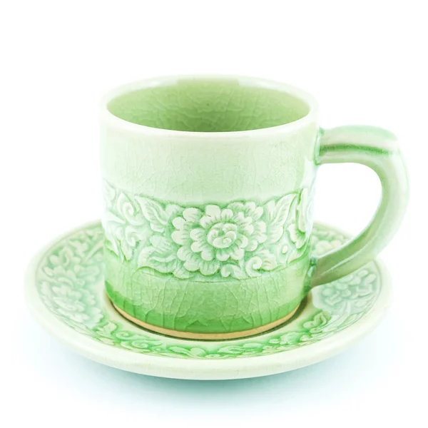 与孤立的白色背景上的花朵图案杯绿茶 — 图库照片
