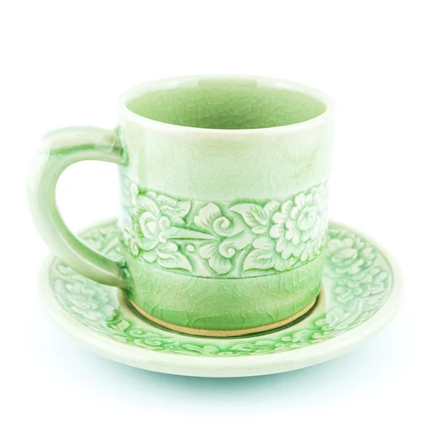 与孤立的白色背景上的花朵图案杯绿茶 — 图库照片