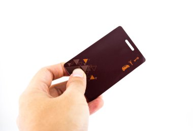 güvenlik izni anahtar kart üzerinde beyaz izole tutmak el