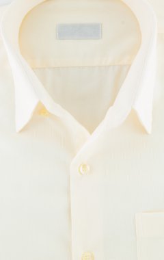 Sarı yakın çekim katlanmış gömlek