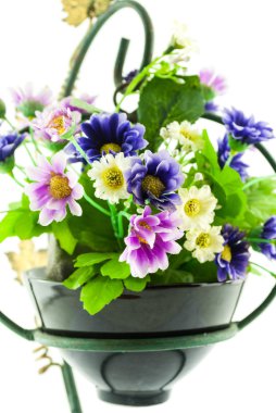 Dekoratif suni çiçekler içinde izole üzerinde beyaz pot