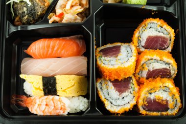 Closeup suşi Japon öğle yemeği kutusu (Bento) suşi Bento