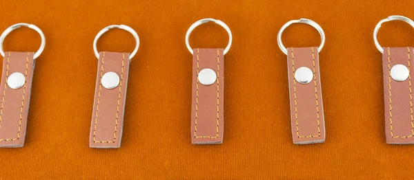 Schlüsselanhänger aus braunem Leder — Stockfoto