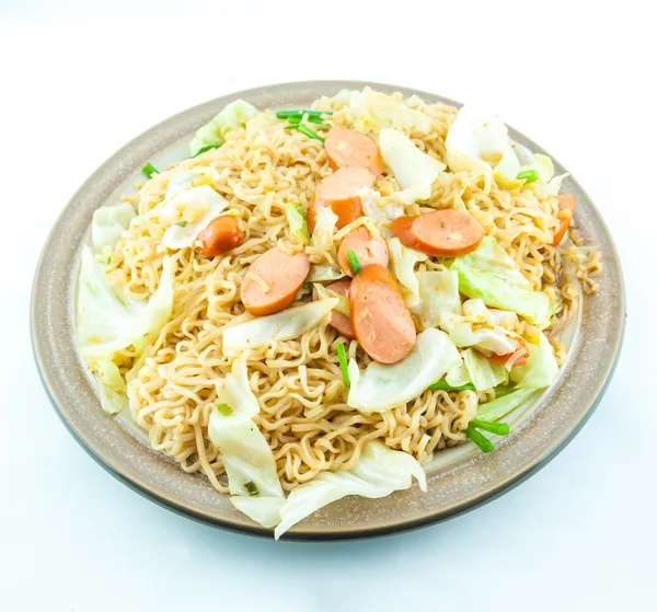 Macarrão com legumes fritos e salsichas — Fotografia de Stock