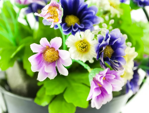 Decorativo las flores artificiales en maceta aislada en blanco — Foto de Stock