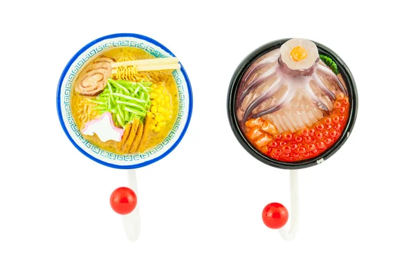 Beyaz arka plan üzerinde izole askı ile ramen noodle mıknatıs