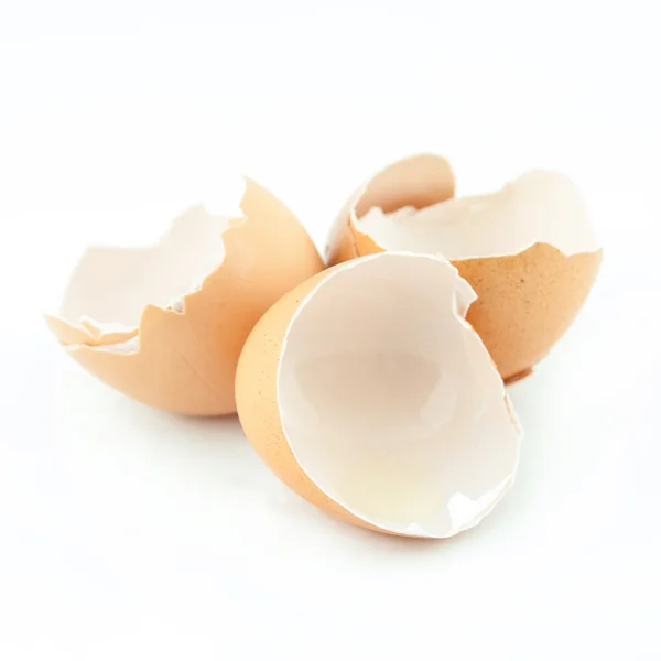 Beyaz arka plan üzerinde izole kırık yumurta kabuğu