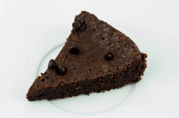 Çikolatalı kek & çip beyaz zemin üzerine izole parçası — Stok fotoğraf