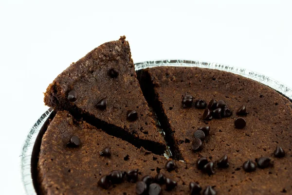 Çikolatalı kek ve beyaz bir arka plan üzerinde izole çip — Stok fotoğraf