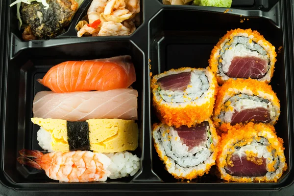 Närbild av sushi i en japansk Lunch låda (Bento) Sushi Bento — Stockfoto