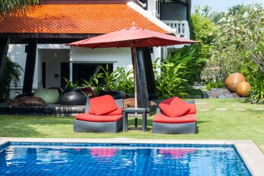 Kırmızı şemsiye kenara Yüzme Havuzu ile kırmızı sandalye