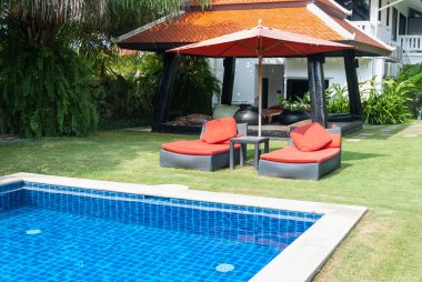 Kırmızı şemsiye kenara Yüzme Havuzu ile kırmızı sandalye