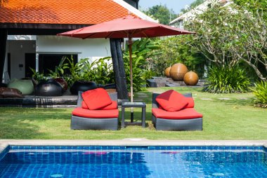 Kırmızı şemsiye kenara Yüzme Havuzu ile kırmızı sandalye