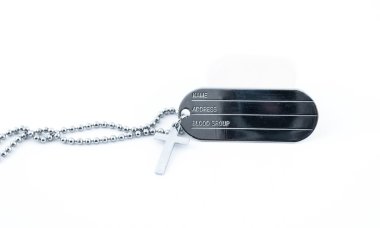 boş metalik kimlik plakası