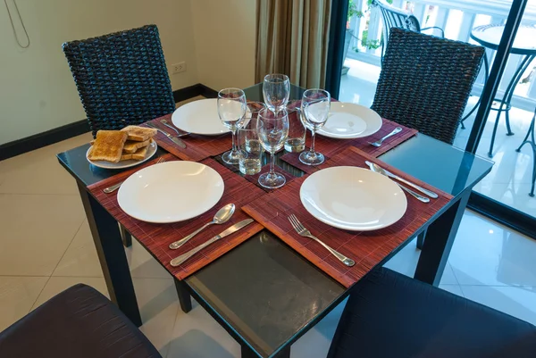 Masanın üzerine seramik sofra hazırlamak bir kahvaltı etmek