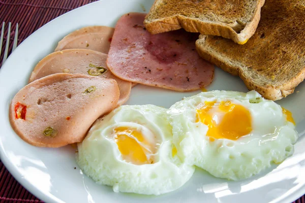 Gebakken eieren, bacon en toast — Stockfoto