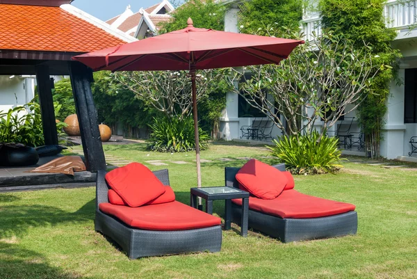 plaj kırmızı sandalye yatak Yüzme Havuzu yakınlarında