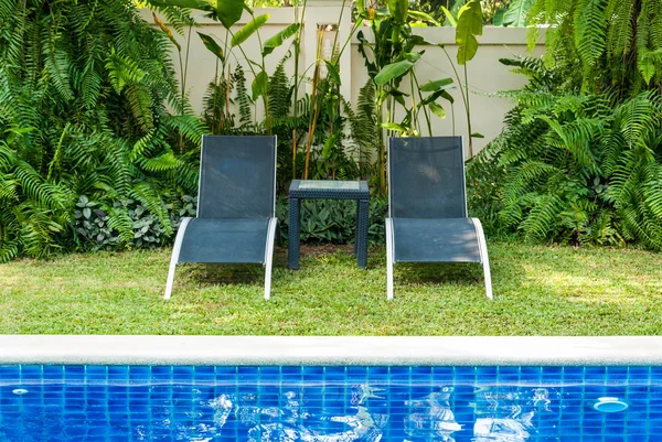 Blick auf schwarze Liegestühle beiseite gestellt Schwimmbad — Stockfoto