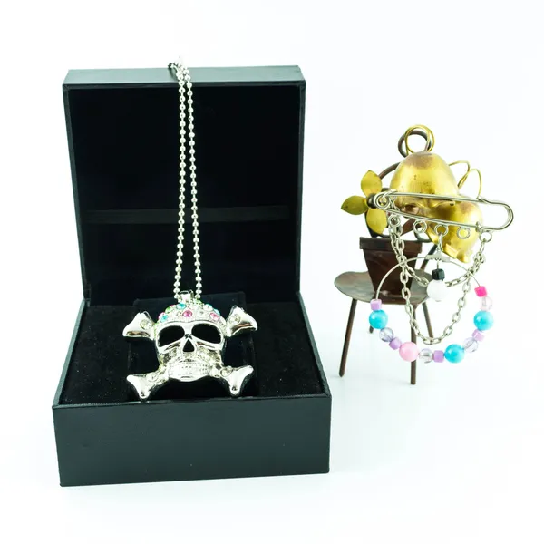 Anel de jóias do crânio na caixa de jóias no fundo branco — Fotografia de Stock