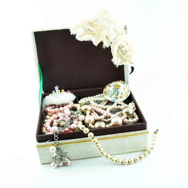 Smyckeskrin med smycken - skatt av pärlor på vit — Stockfoto