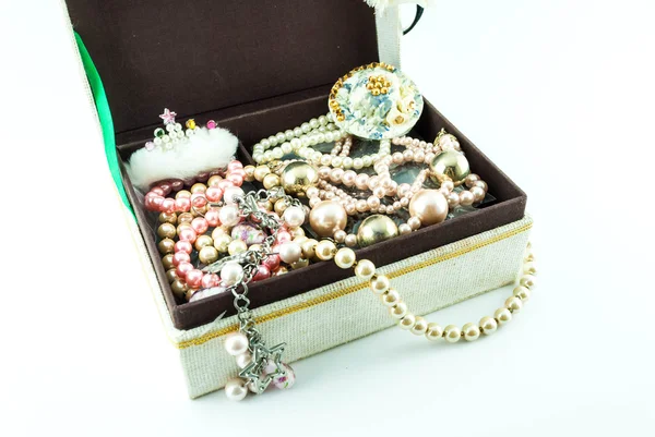 Jewelry box with jewelry - Treasure of pearls on white — Stock Photo, Image