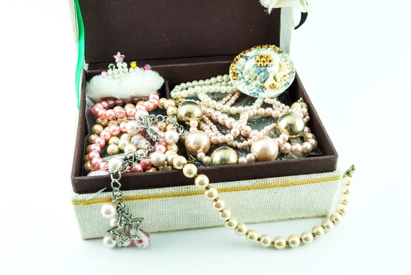 Jewelry box with jewelry - Treasure of pearls on white — Stock Photo, Image