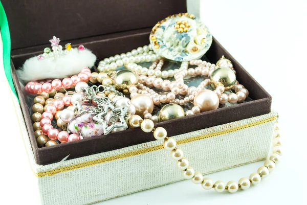 Jewelry box with jewelry - Treasure of pearls on white — Stock Photo, Image