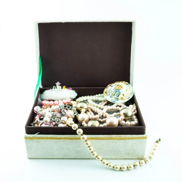 Ювелирная коробка с драгоценностями - Сокровища жемчуга на белом — стоковое фото