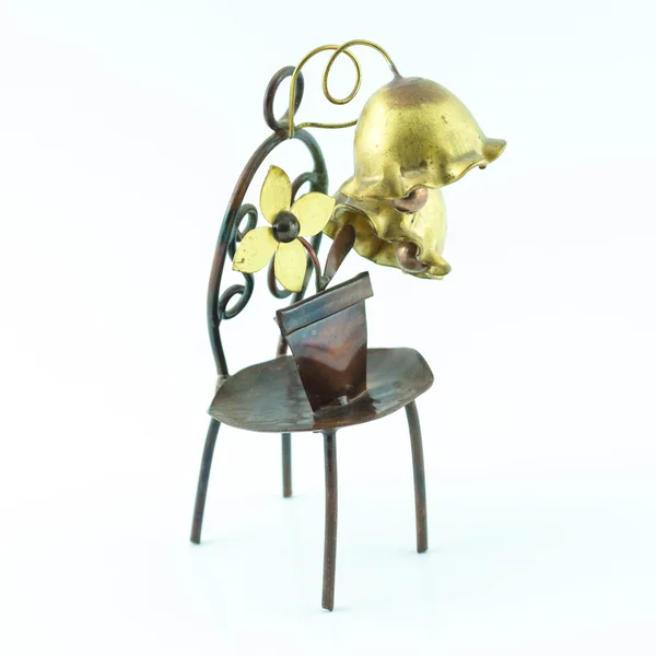 创意和装饰的椅子上，孤立的白色衬底上的植物 — 图库照片