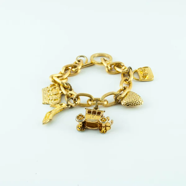 Guld halsband kedja smycken på netural bakgrund — Stockfoto