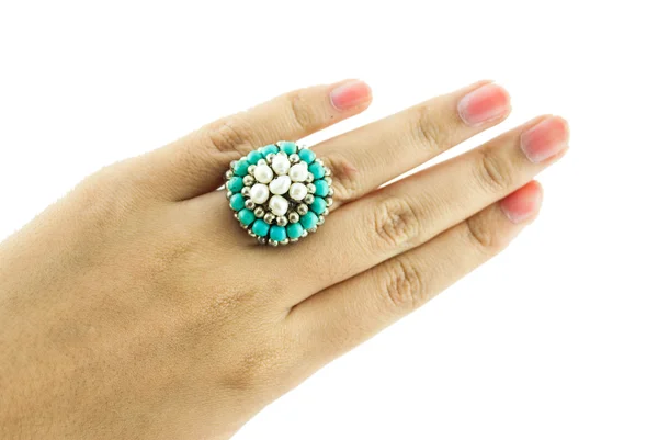 Mano femenina con anillo vintage o retro aislado en blanco — Foto de Stock