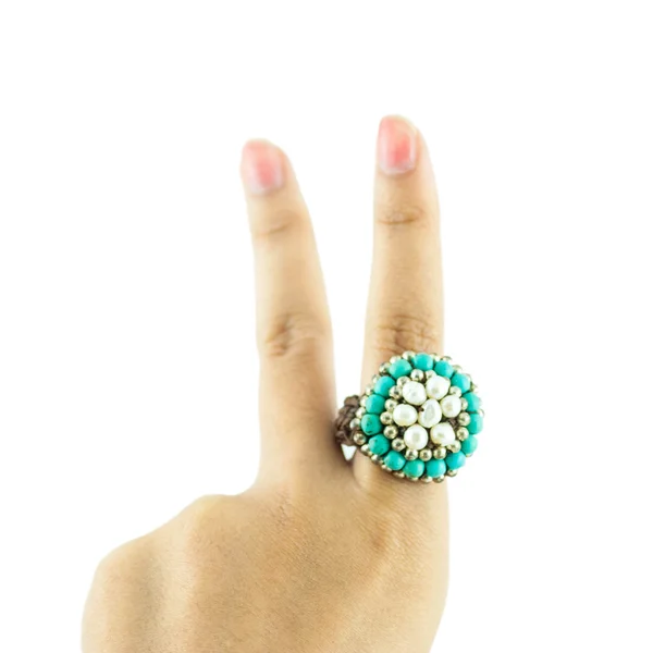 Mano femenina con anillo vintage o retro aislado en blanco — Foto de Stock