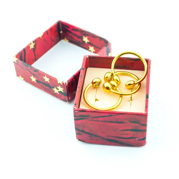 O anel de casamento de beleza na caixa vermelha isolada no branco — Fotografia de Stock