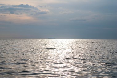 güzel gökyüzü ve okyanus akşam zaman.