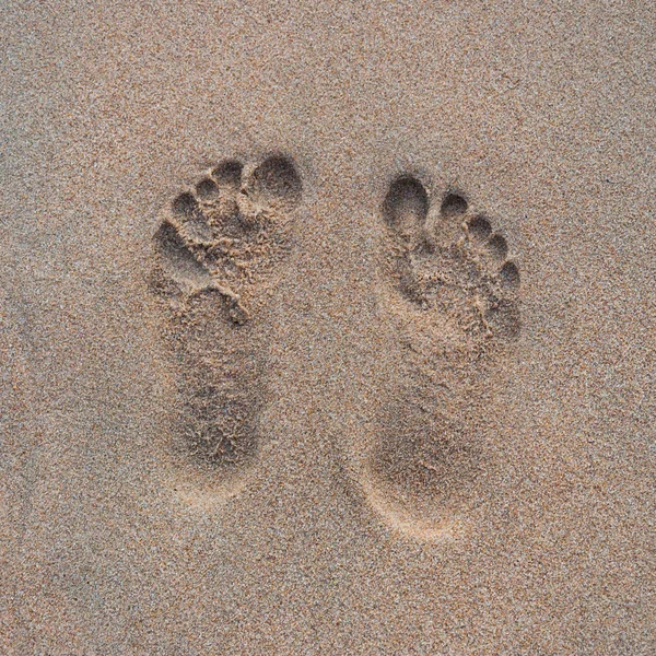 Two human Footprints in sand at the Beach — Stock Photo, Image