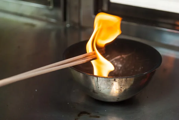 tütsü çubukları için dua ışık yaktı