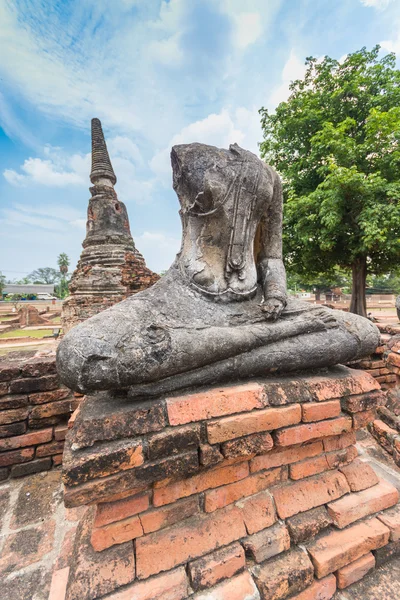 Gebroken Boeddhabeeld op ayuttaya, thailand — Stockfoto