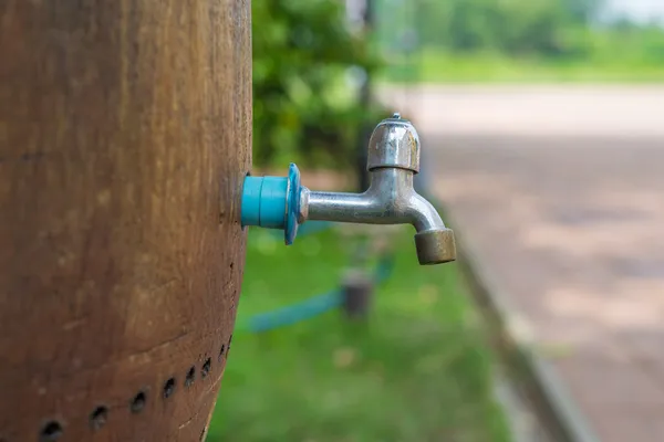 Close up of tap contact with wooden barrel tank in garden — Stock Photo, Image